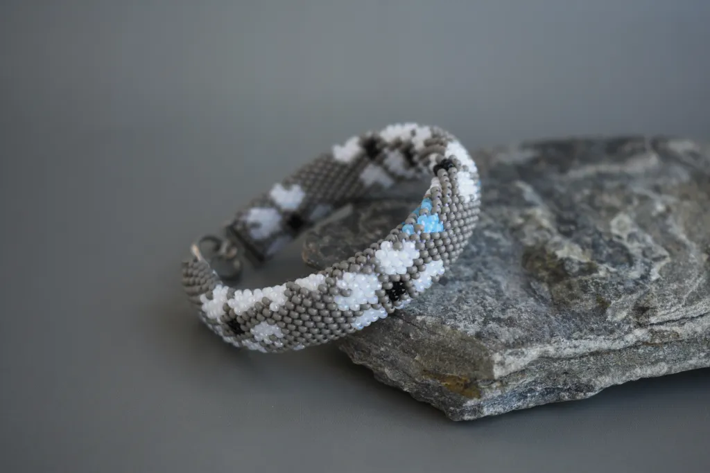 Серый браслет из бисера с цветочным рисунком