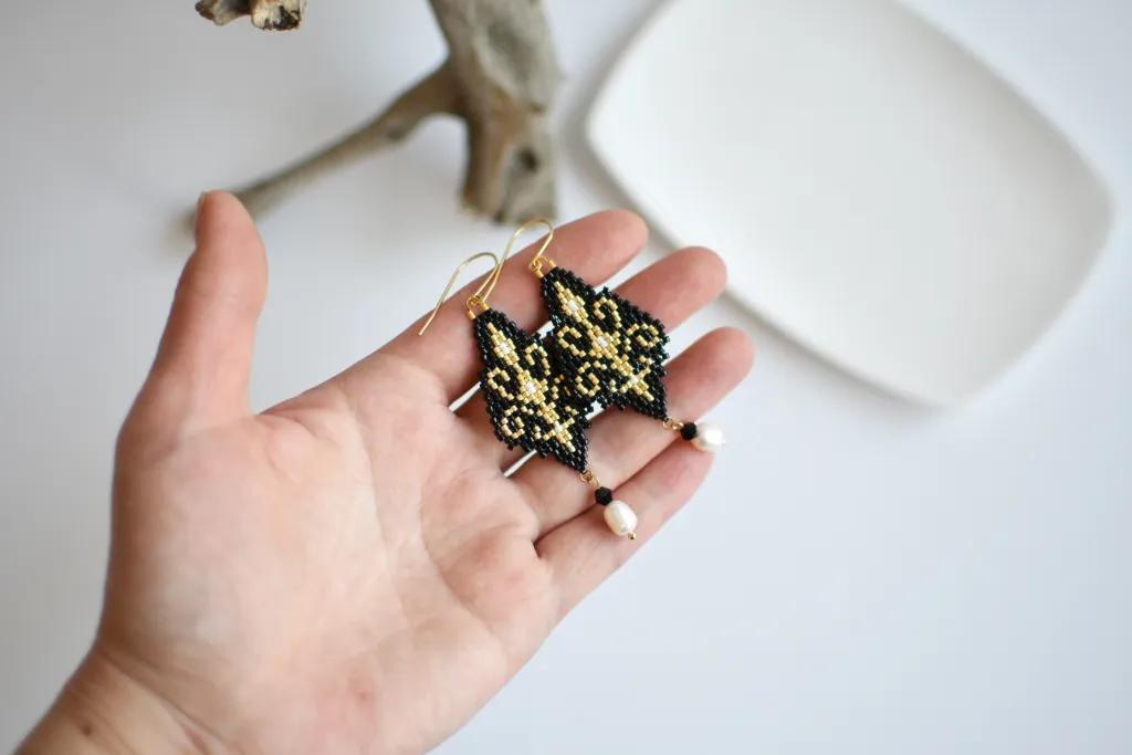 Чёрные серьги из бисера с жемчугом