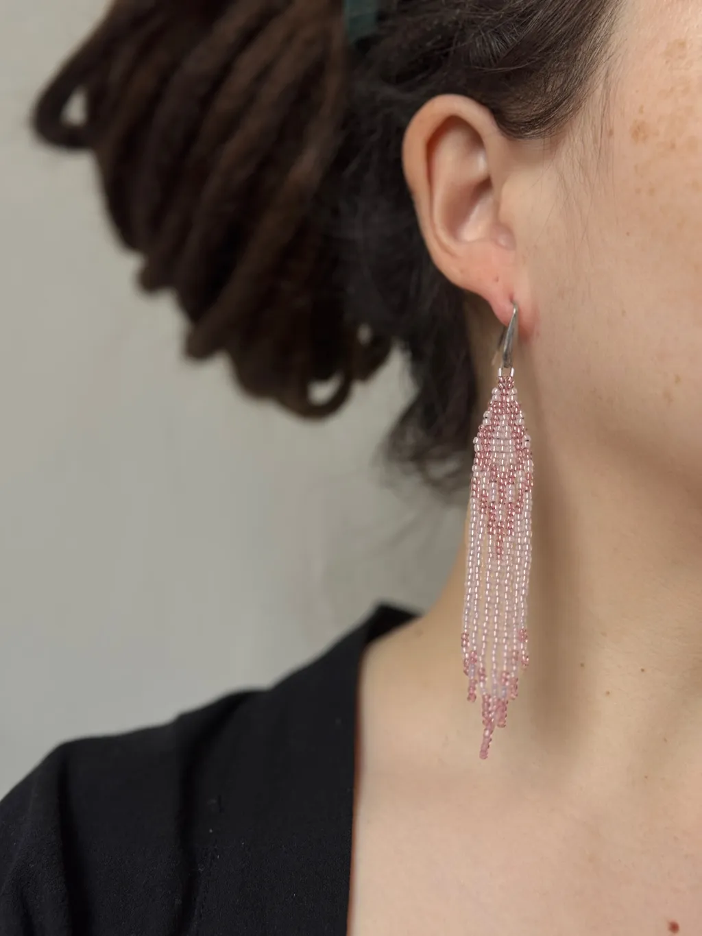 Нежно-розовые серьги из бисера
