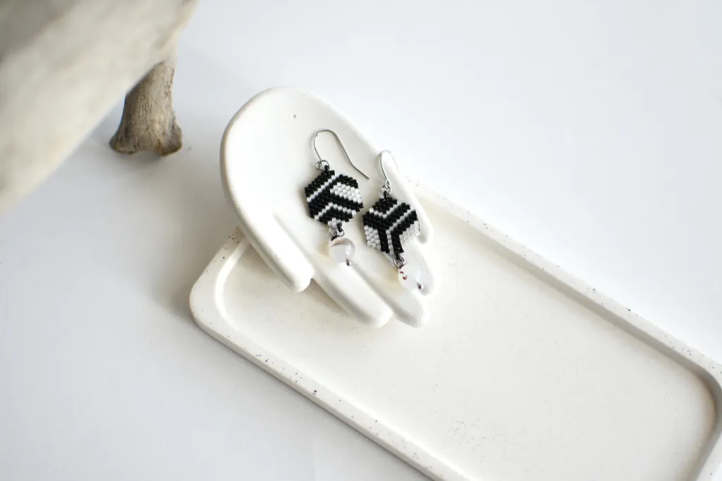 Серьги из бисера с халцедоном