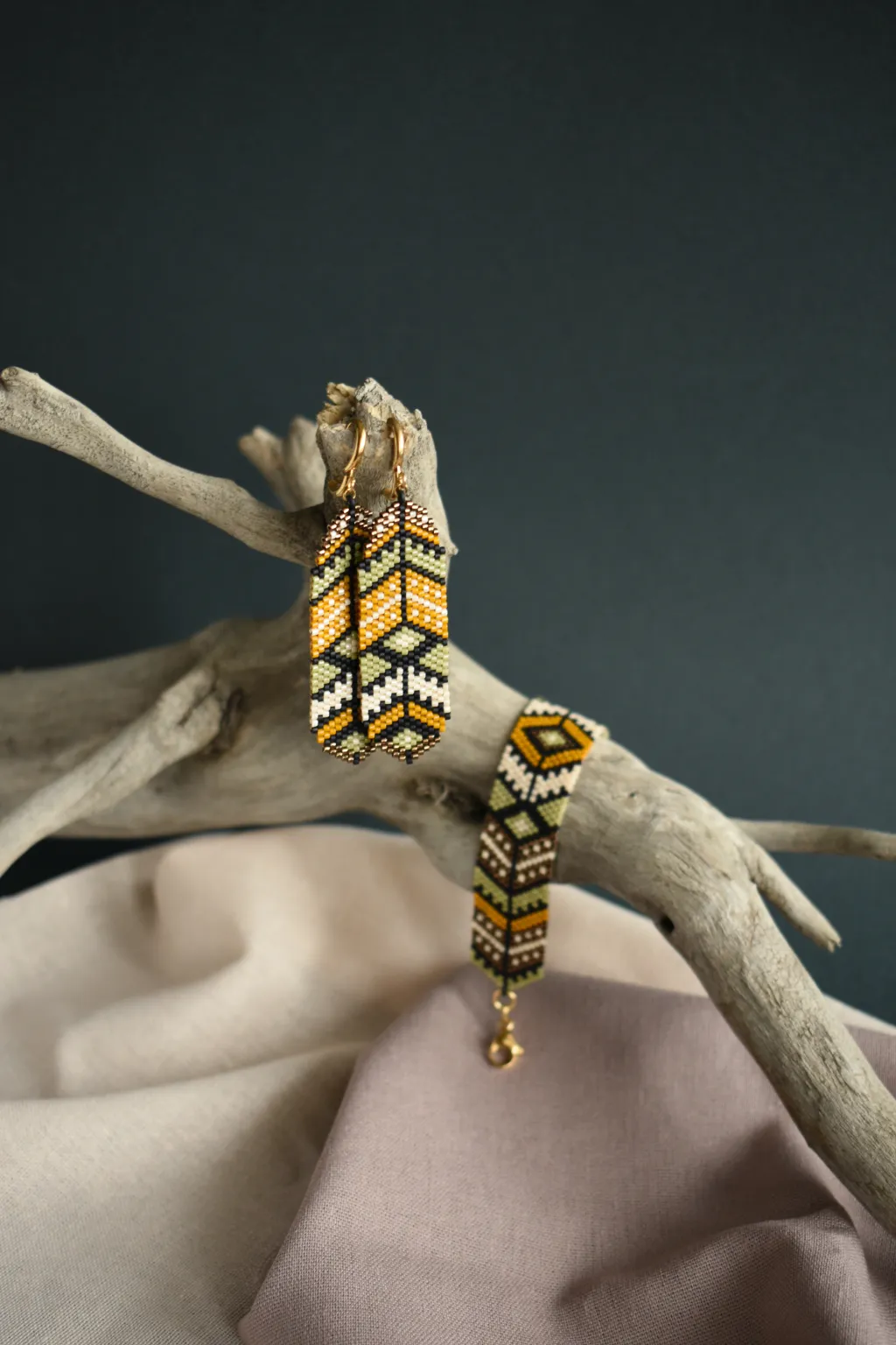 Сет из серёжек и браслета в зеленых тонах