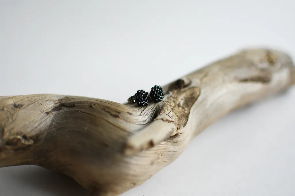 Чёрные серьги-гвоздики из бисера