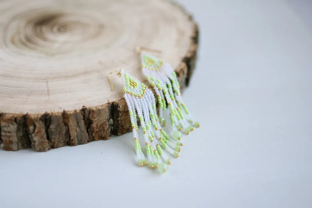 Зелёные серьги из бисера с бахромой