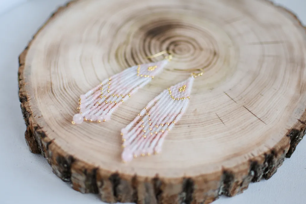 Серьги из бисера с бахромой и розовым кварцем