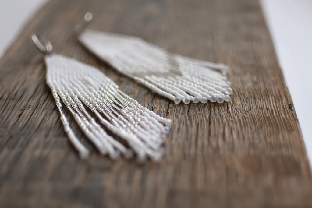 Белые длинные бохо серьги из бисера