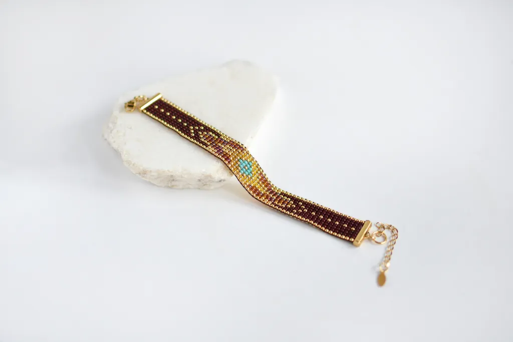 Коричневый браслет из бисера в стиле бохо