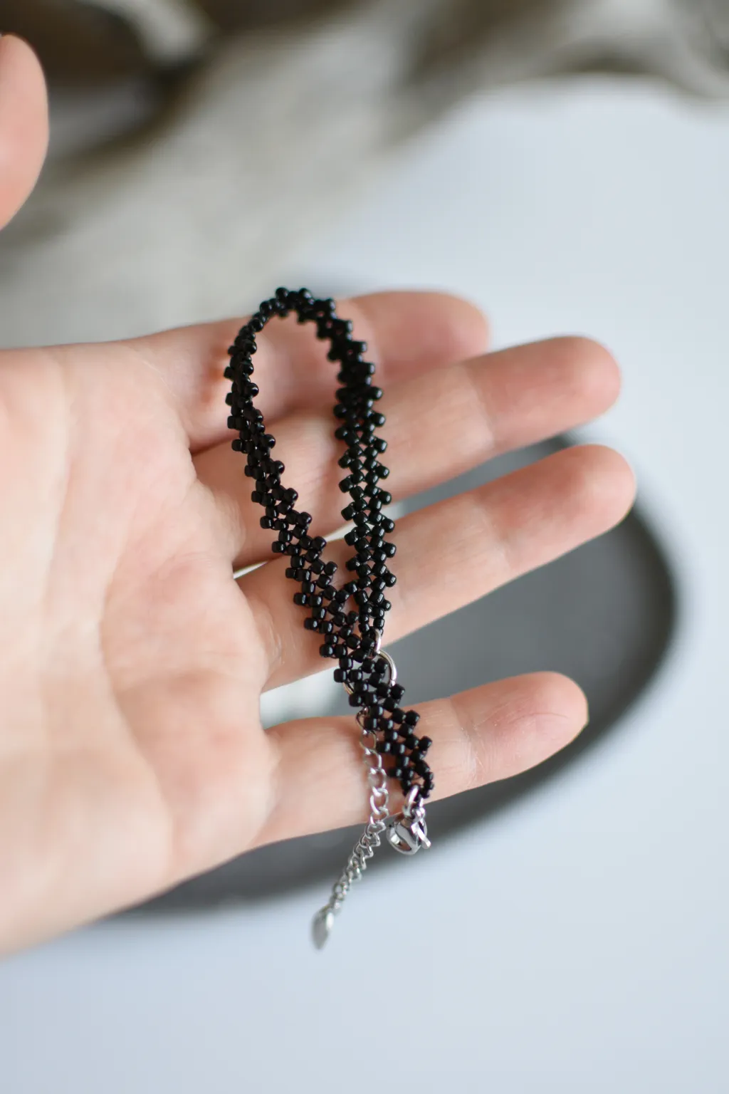 Чёрный браслет из бисера