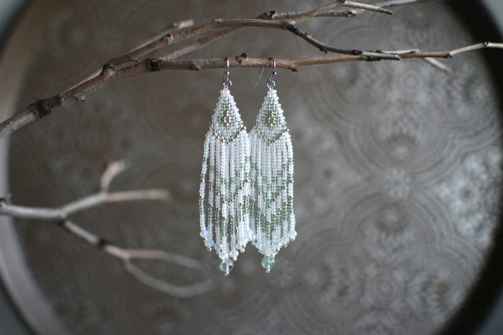 Зелёные серьги из бисера с бахромой