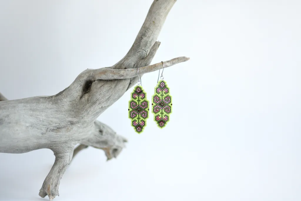 Зелёные серьги из бисера с восточным орнаментом