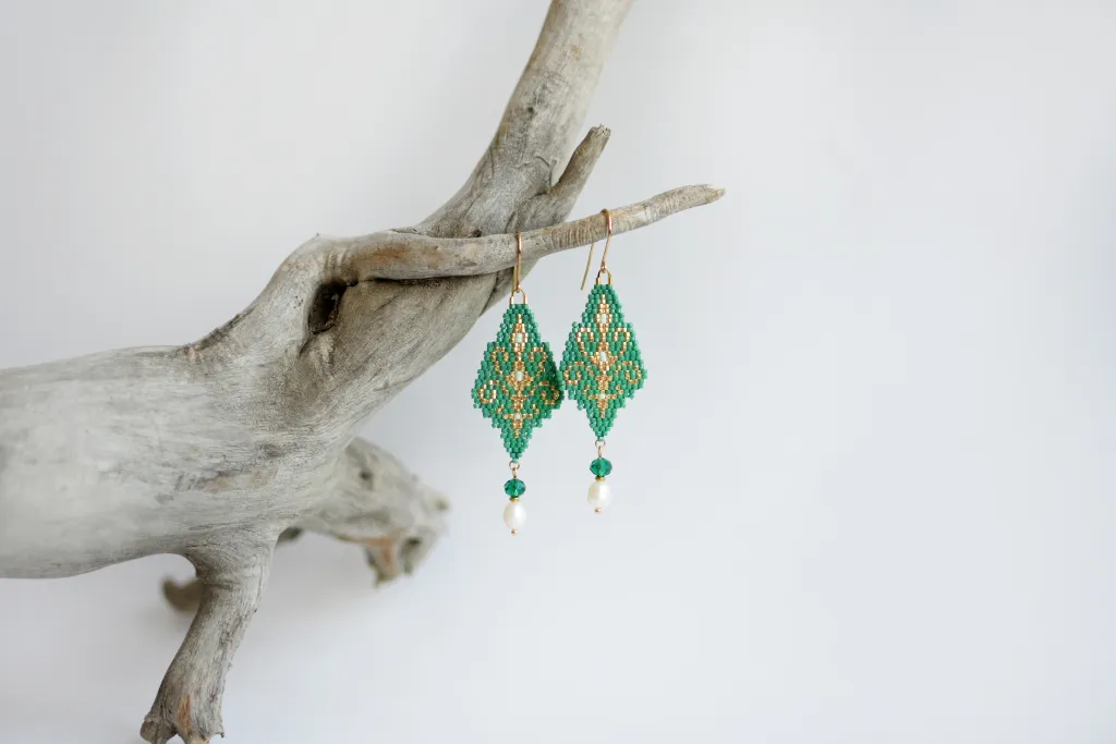 Зелёные серьги из бисера с жемчугом