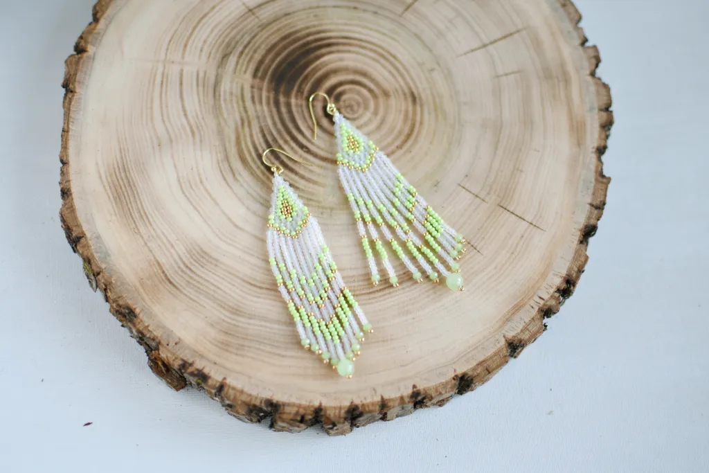 Зелёные серьги из бисера с бахромой