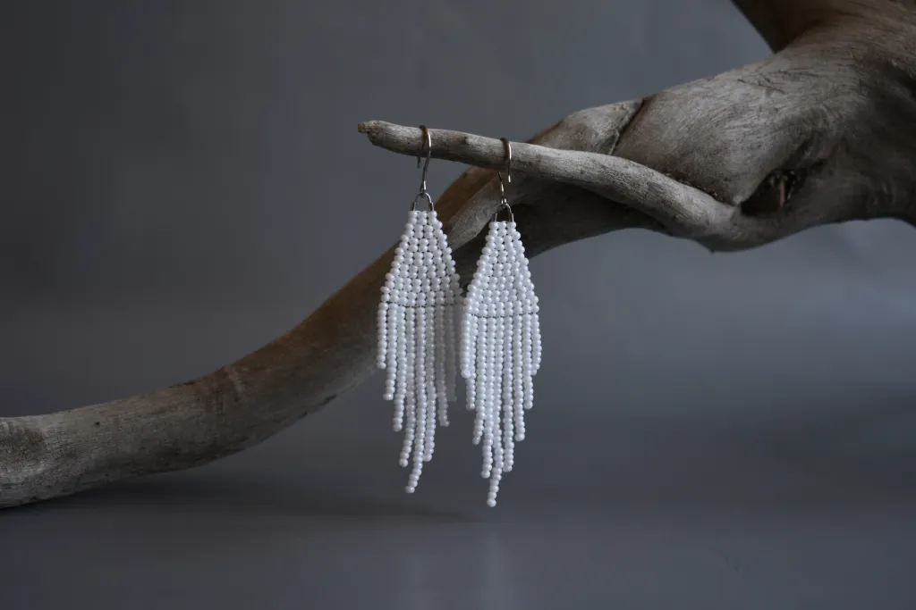 Белые серьги из бисера с бахромой