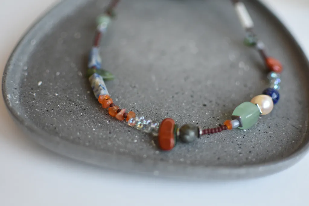 Колье с натуральными камнями