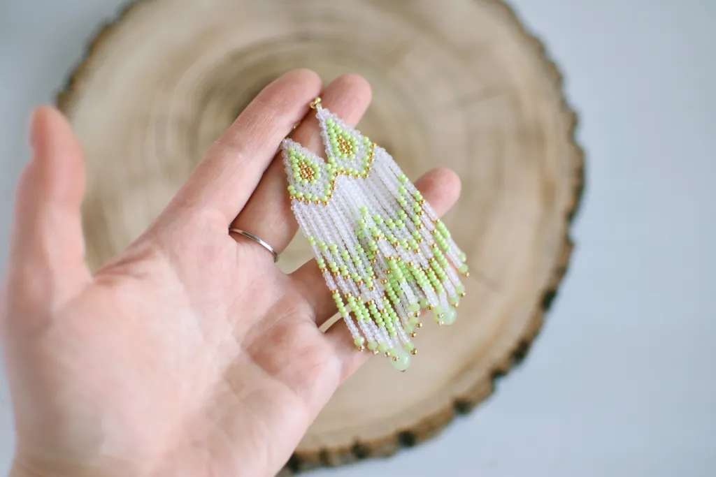 Зелёные серьги из бисера с бахромой