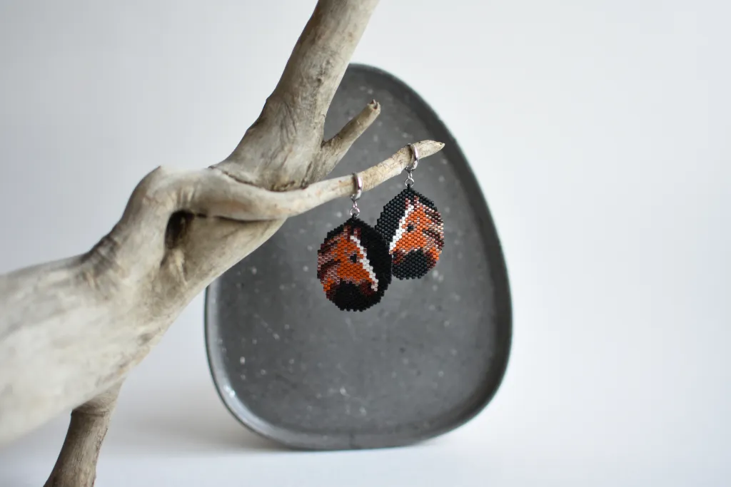 Серьги с лошадью из бисера