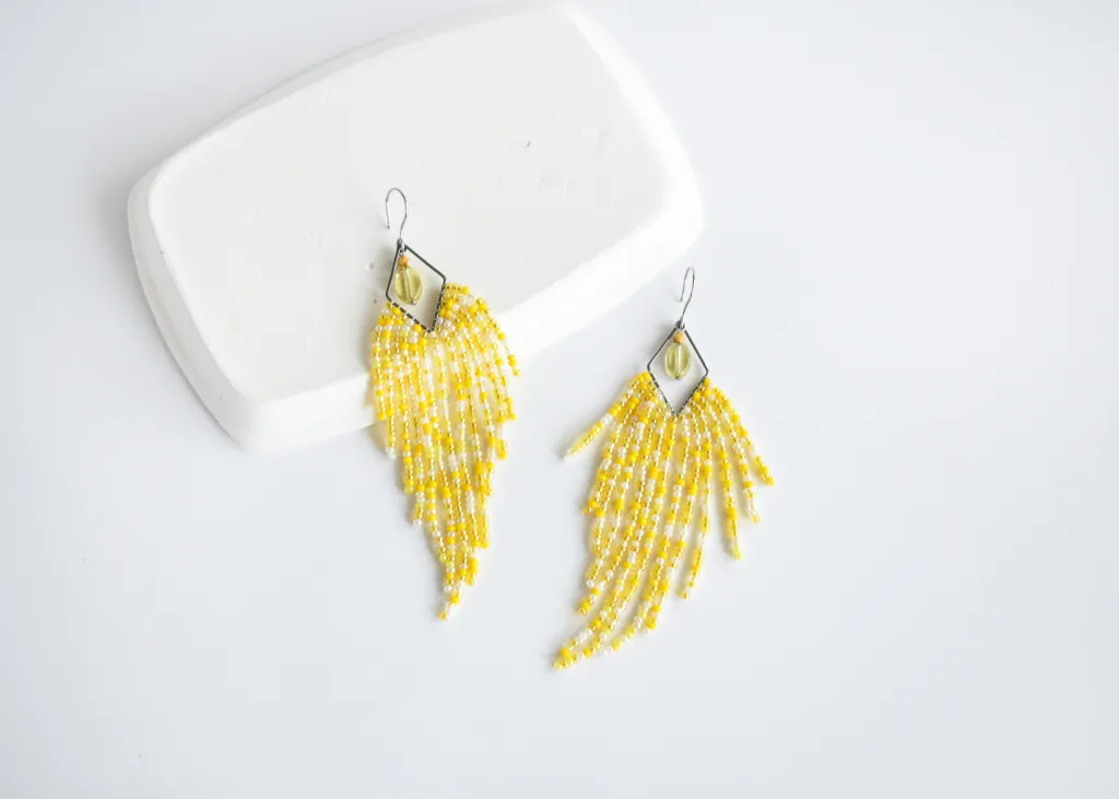Желтые серьги из бисера с бахромой "Акация"