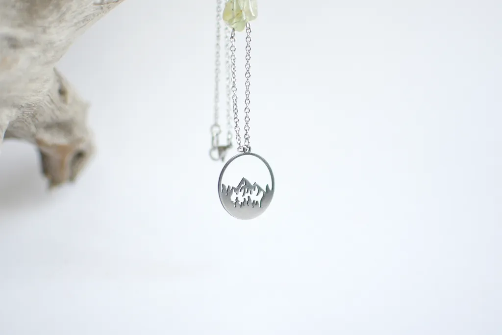 Кулон "Горы" с пренитом