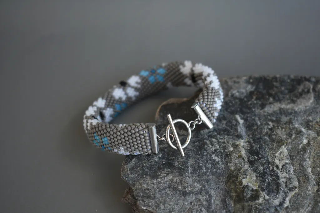 Серый браслет из бисера с цветочным рисунком