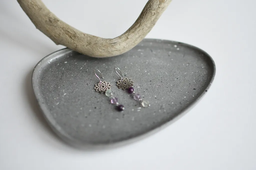 Цветочные серьги с флюоритом