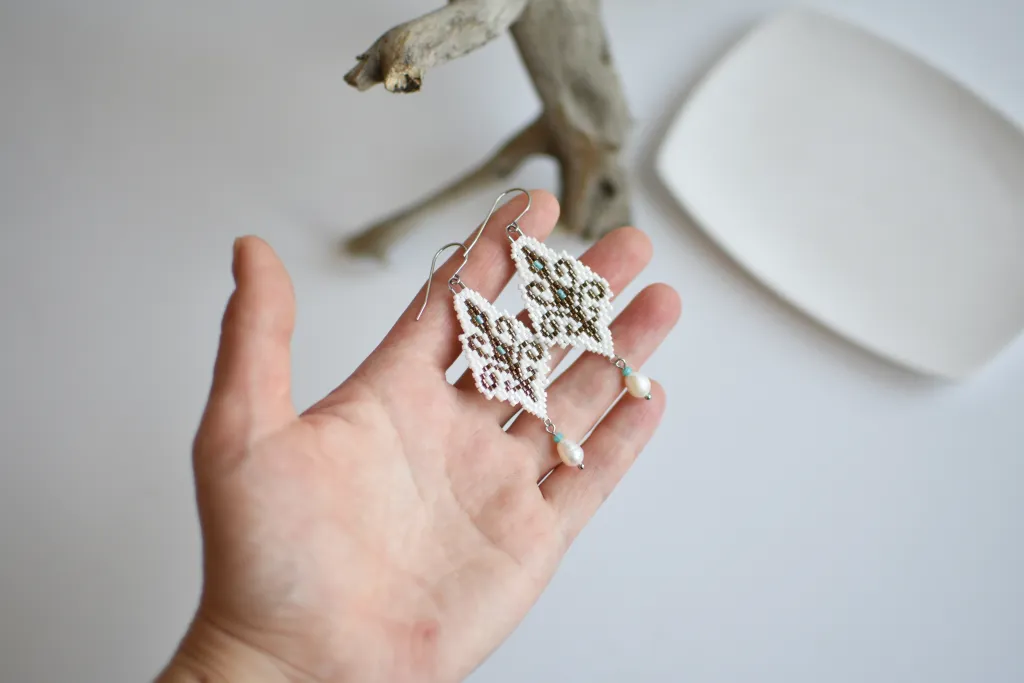 Белые серьги из бисера с жемчугом