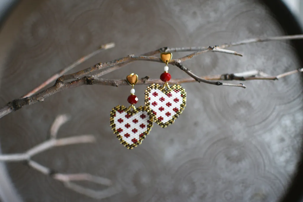 Серьги сердечки из бисера