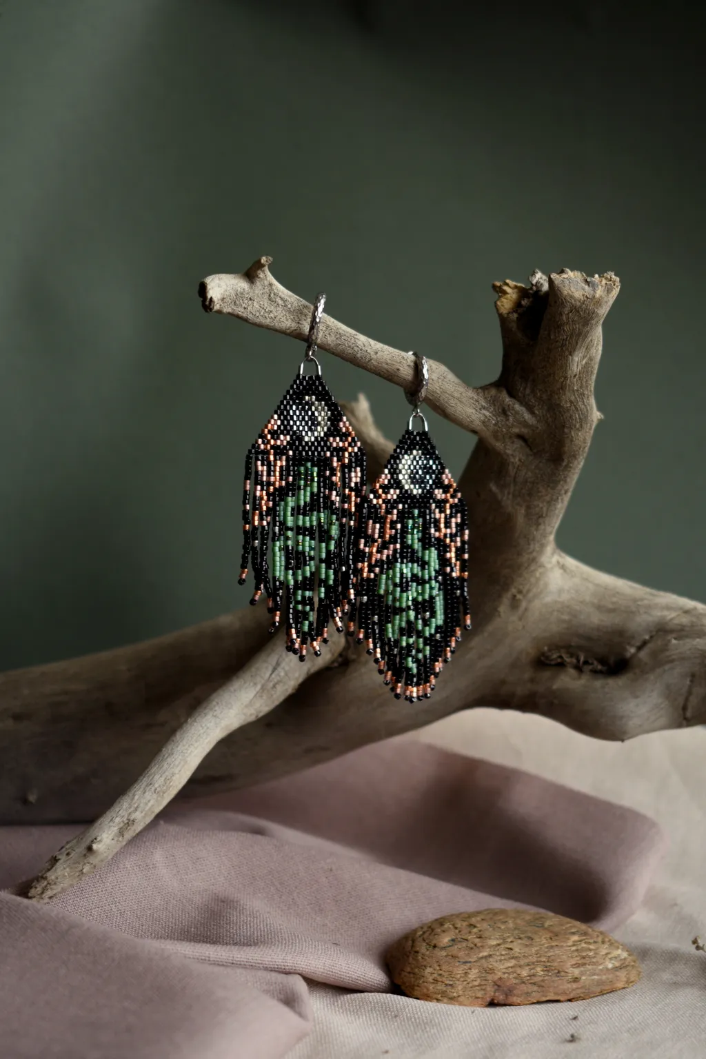 Серьги из бисера со змейкой и луной