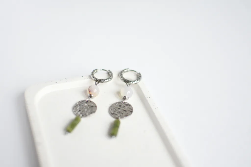 Серьги "Монетки" с серпентином и халцедоном