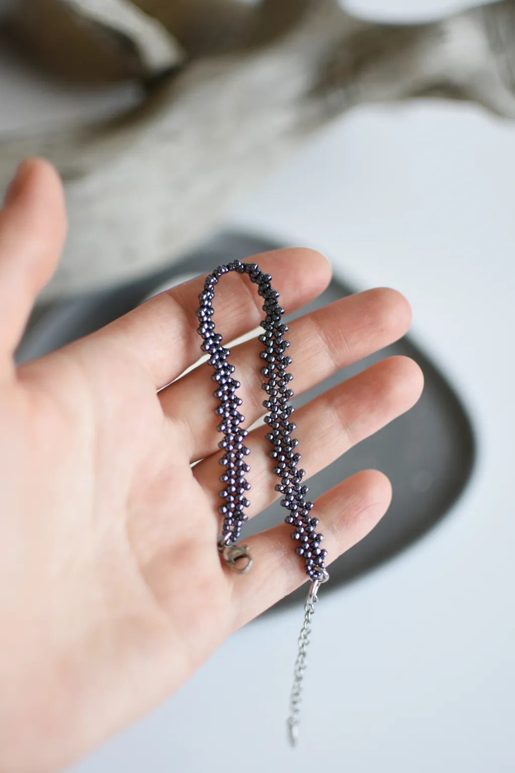 Браслет из бисера гематитового цвета