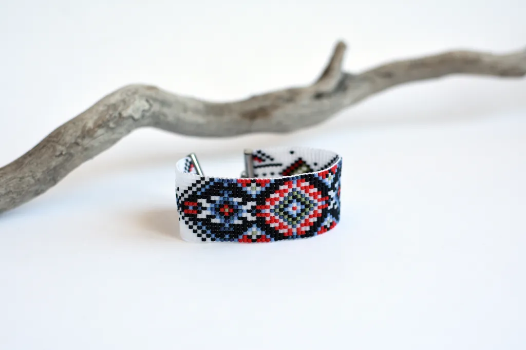 Широкий браслет из бисера в этно стиле