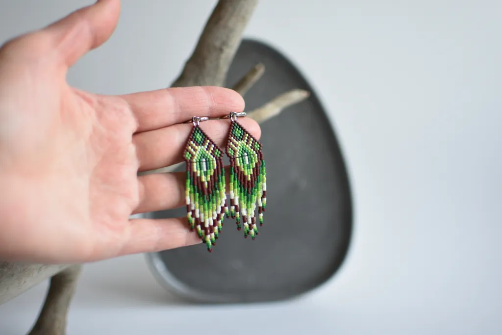 Зелёные бохо-серьги из бисера