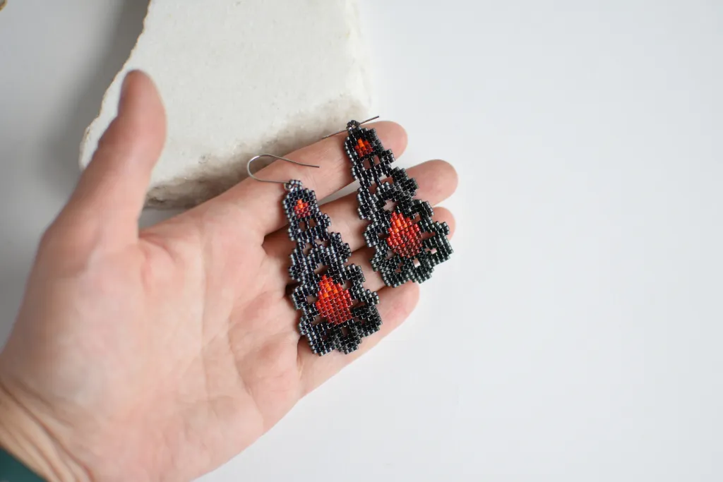 Серьги из бисера в готическом стиле