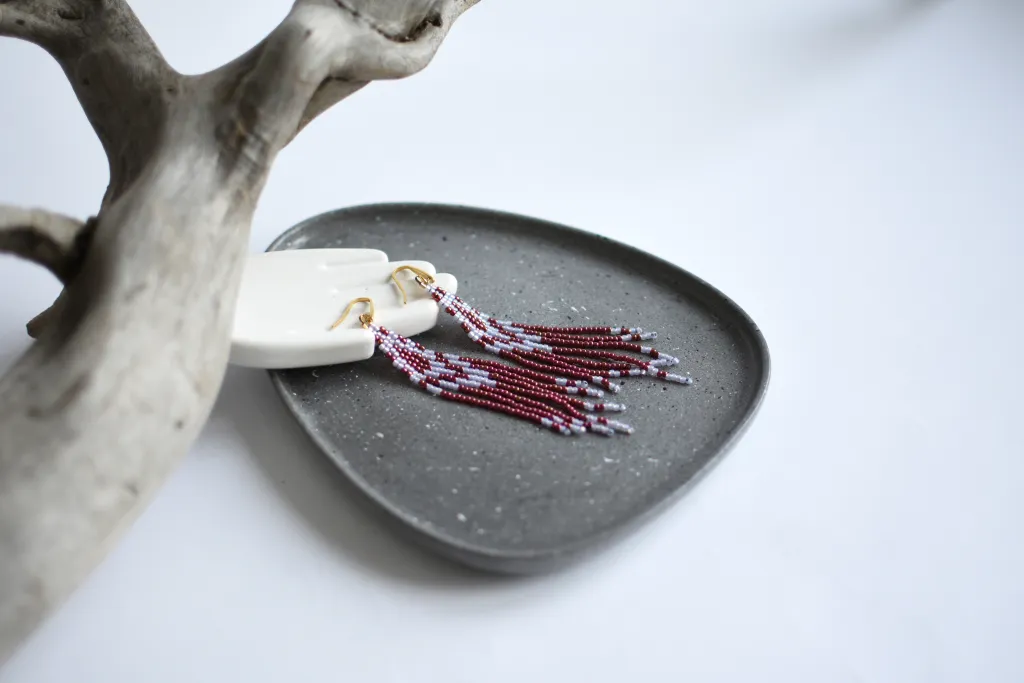 Красно-сиреневые серьги из бисера