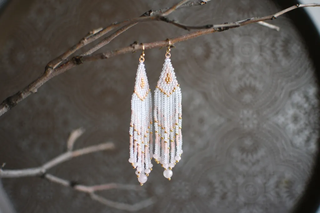Серьги из бисера с бахромой и розовым кварцем