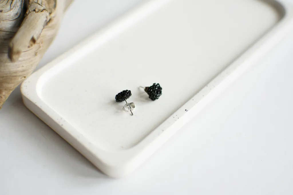 Чёрные серьги-гвоздики из бисера