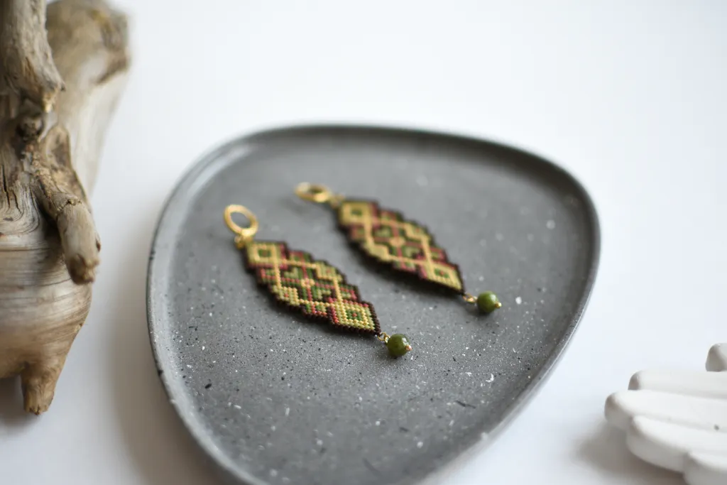 Длинные бохо-серьги из бисера с нефритом