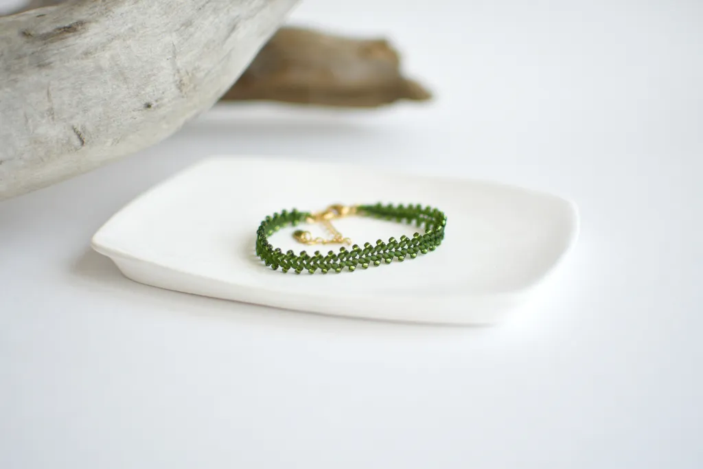 Зелёный браслет из бисера