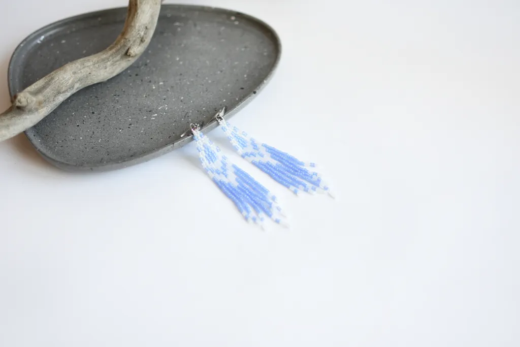 Нежно-голубые серьги из бисера