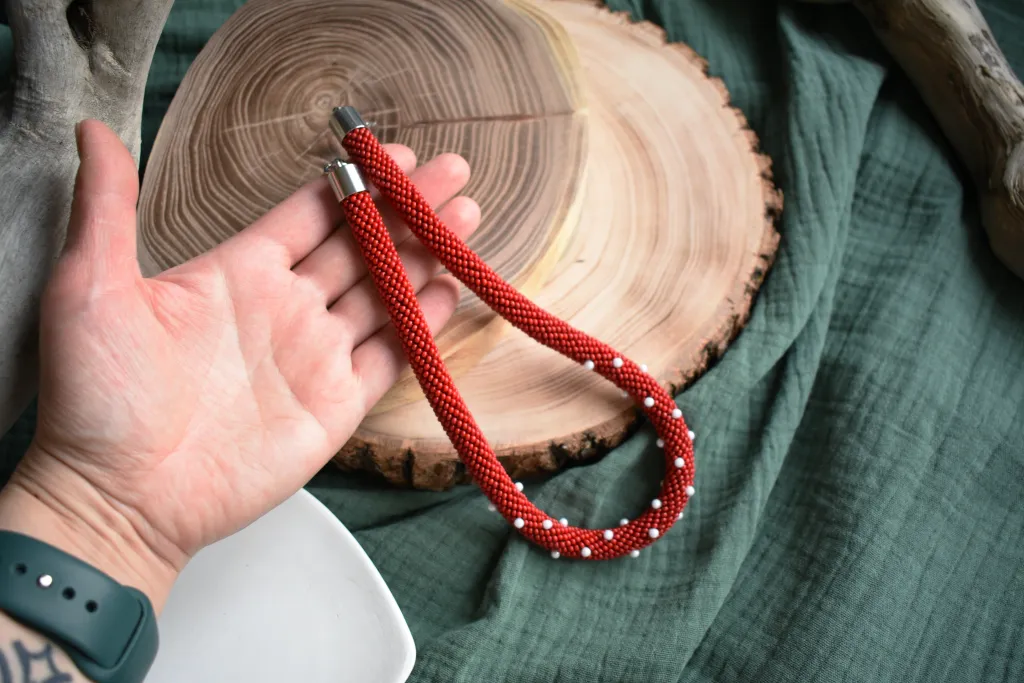 Красный жгут из бисера с белыми точками