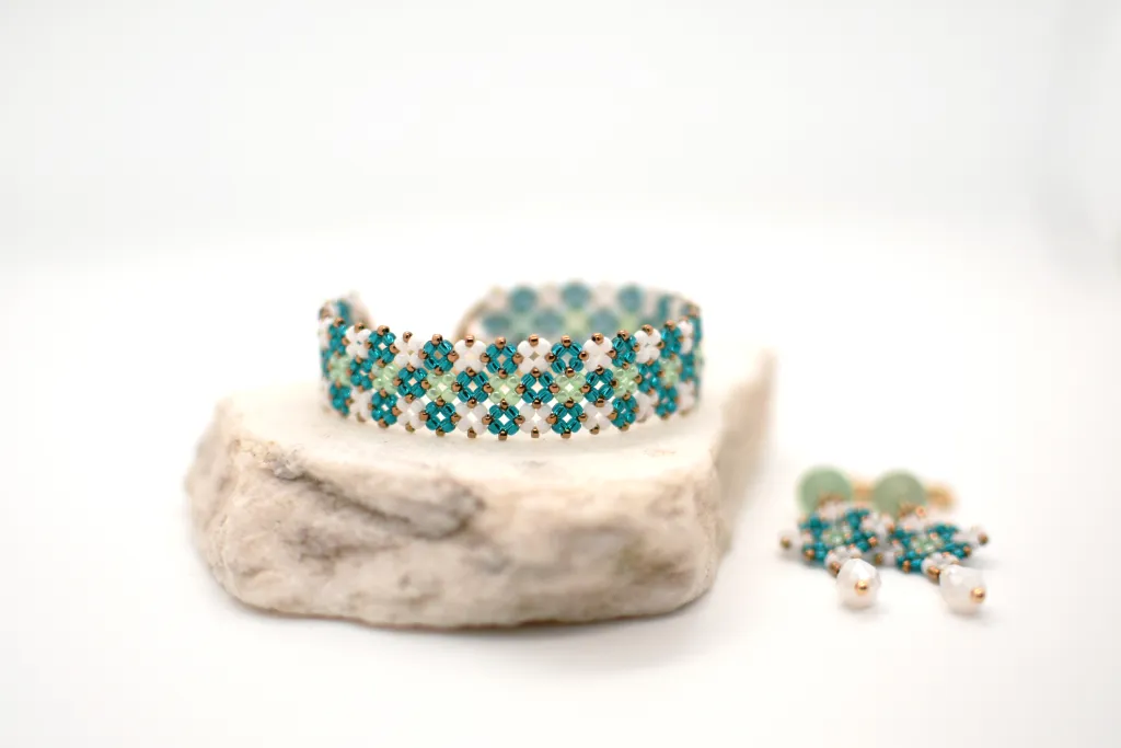 Комплект из браслета и серёжек из бисера "Сад у воды"