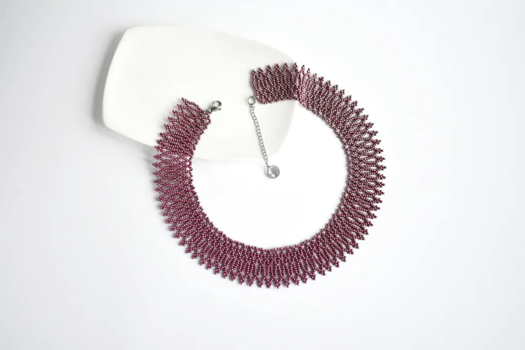Бордовое ожерелье из бисера