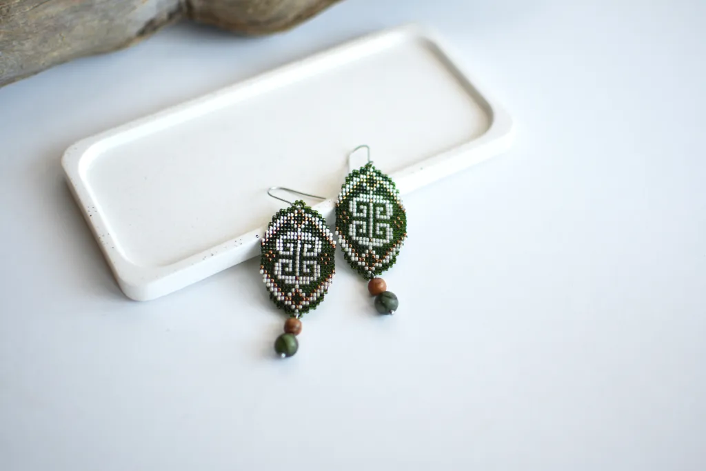 Зелёные этнические серьги из бисера