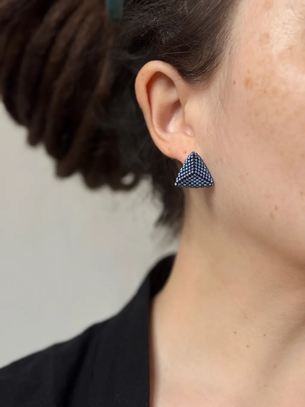 Треугольные серьги-гвоздики из бисера