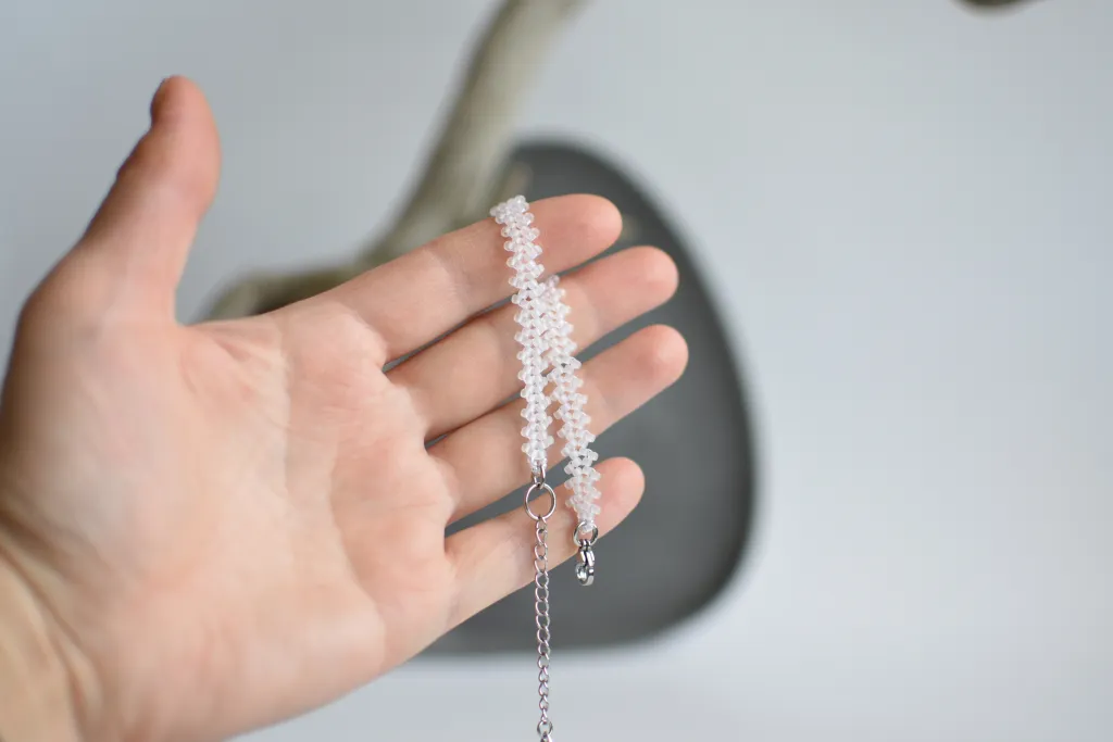 Тонкий браслет из бисера