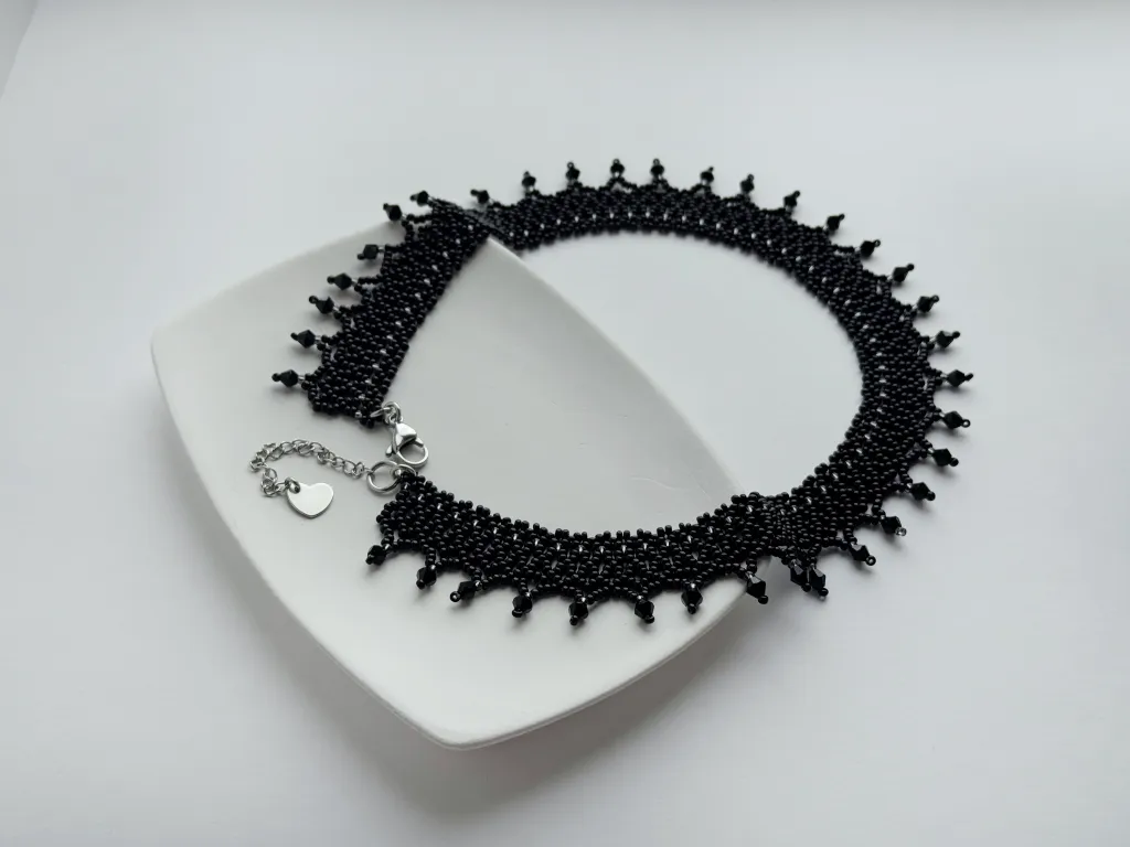 Чёрное колье из бисера