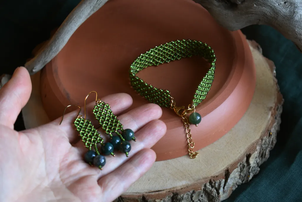 Сет из ажурного браслета и серёжек из бисера