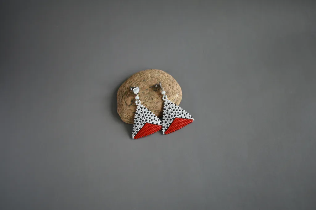 Треугольные серьги из бисера в горошек