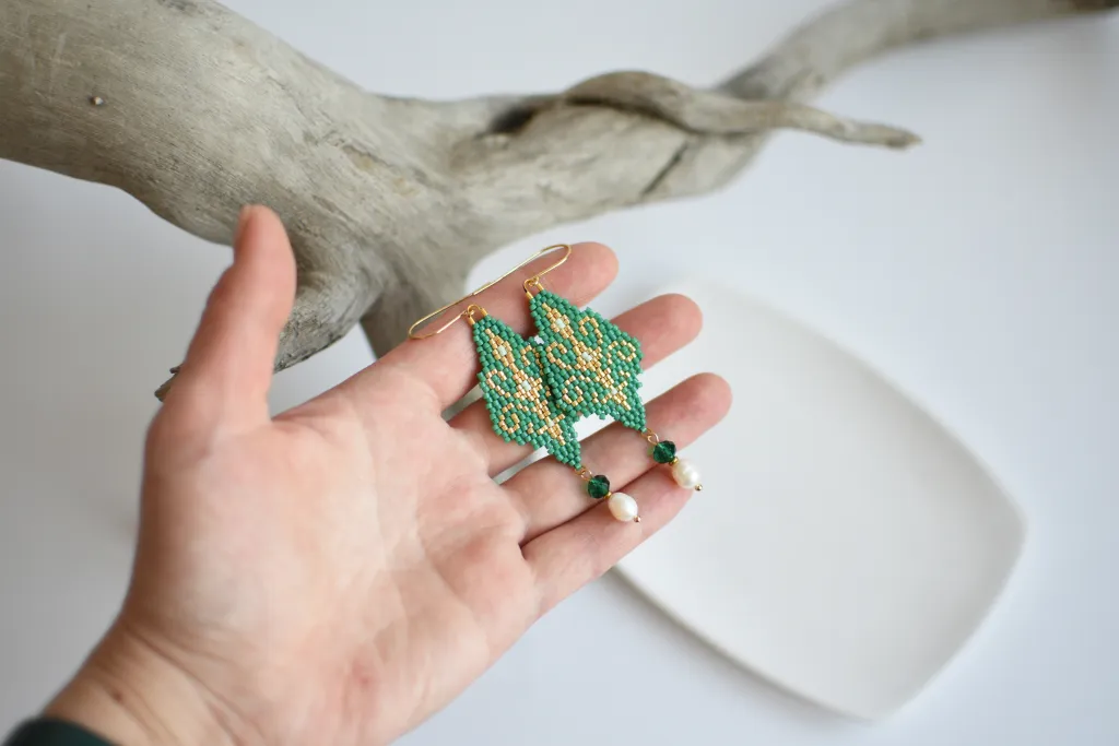 Зелёные серьги из бисера с жемчугом
