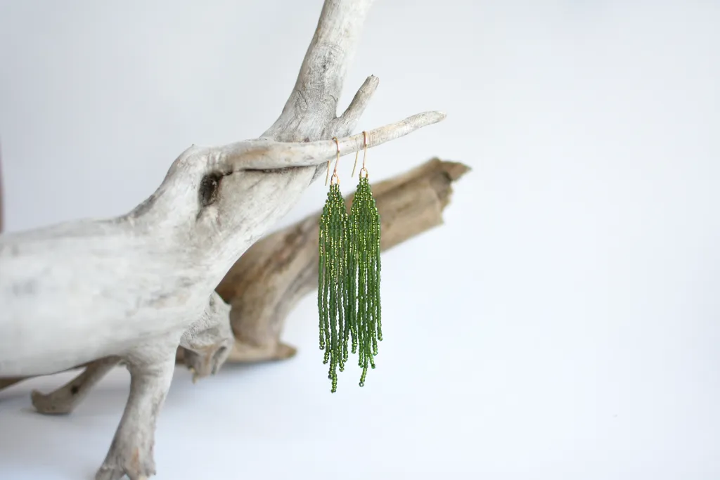 Зелёные серьги из бисера с бахромой