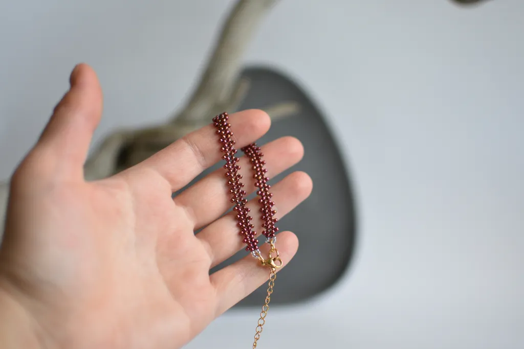 Красный браслет из бисера