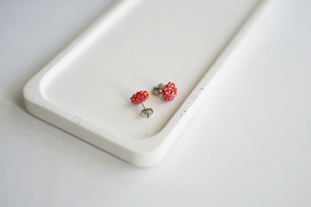 Малиновые серьги-гвоздики из бисера